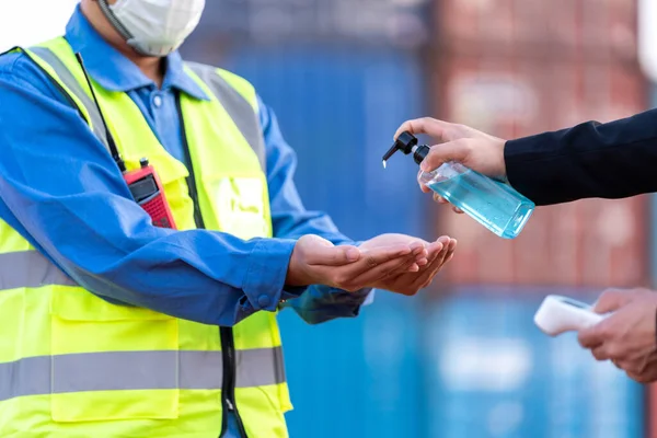 Lavoratori Lavano Mani Con Gel Temperatura Della Febbre Scansione Con — Foto Stock