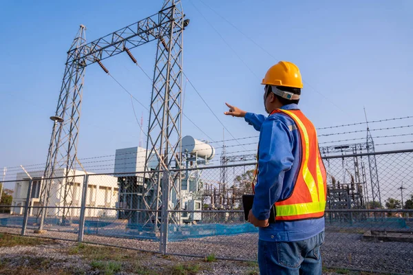 Ingegnere Elettrico Indossare Casco Controllare Stazione Trasmissione Concetto Sicurezza Dell — Foto Stock