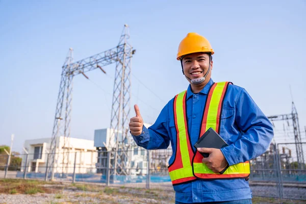 Asain Ingegnere Elettrico Rassicurare Sicurezza Dell Usura Nella Stazione Trasmissione — Foto Stock