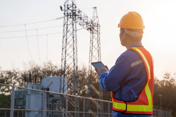 Ingegnere Elettrico Controlla Stazione Trasmissione Concetto Sicurezza Dell Energia Elettrica — Foto Stock