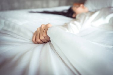 Asyalı genç bir kadının yatak odasında seks yapması, erotik anlar, seks kavramı.. 