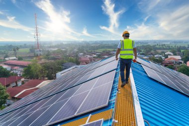 Güneş enerjisi, güneş enerjisi, güneş enerjisi santralinin çatısında çalışan mühendislik, güneş enerjisi santralinde faaliyet ve bakım
