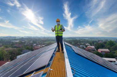 Güneş enerjisi, Mutlu mühendislik güneş enerjisi santrali ve güneş enerjisi santralinde yaşam için yeşil enerjinin icadına çatı kontrolü ve bakımı üzerinde çalışıyor.