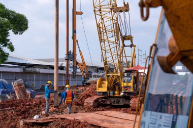 İnşaat işçisi Beton döşeme sırasında inşaat sahasının beton döşemesi ve inşaat mühendisi veya inşaat mühendisi yeraltı kazılarında sondaj çalışması