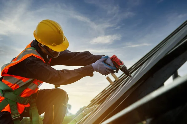 Технічний Працівник Roofer Захисному Мундирі Рукавицях Будівельник Встановлює Новий Дах — стокове фото