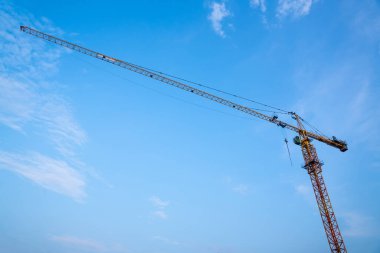 İnşaat vinci, endüstriyel vinç ve inşaat şantiyesinde inşaat..
