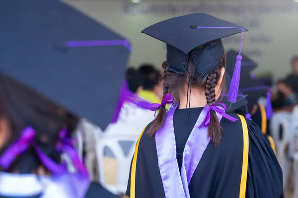 Diploma Alan Küçük Bir Öğrencinin Okuldaki Yakınlığı — Stok fotoğraf