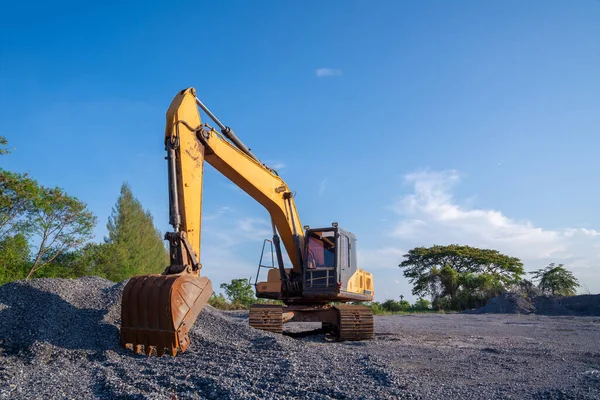 Krypmaskin Grävmaskin Parkerad Sten Marken Blå Himmel Bakgrund Byggarbetsplatsen — Stockfoto