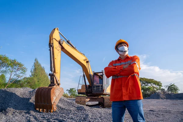 Driver Crawler Gravemaskine Grave Byggepladsen Nedrivning Site Blå Himmel Baggrund - Stock-foto