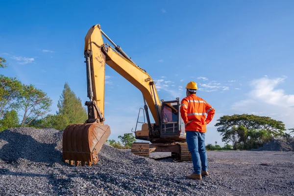 Driver Escavatore Costruzione Strade Crawler Escavatore Cantiere Sfondo Cielo Blu — Foto Stock