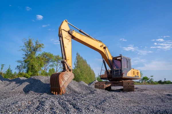 Escavatore Costruzione Strade Escavatore Cingolato Cantiere Sfondo Cielo Blu — Foto Stock