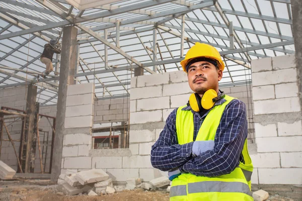 Retrato Engenheiro Construção Trabalhador Técnico Engenheiro Civil Verificando Estrutura Telhado — Fotografia de Stock