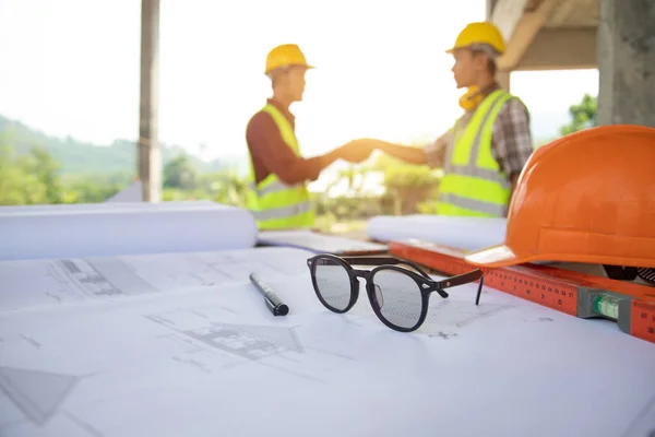 Selecione Óculos Foco Engenheiro Construção Trabalho Equipe Arquitetos Trabalhando Aperto — Fotografia de Stock