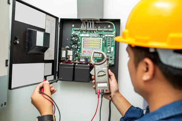 Eletricista Que Trabalha Usa Medidor Braçadeira Digital Mãos Eletricista Close — Fotografia de Stock