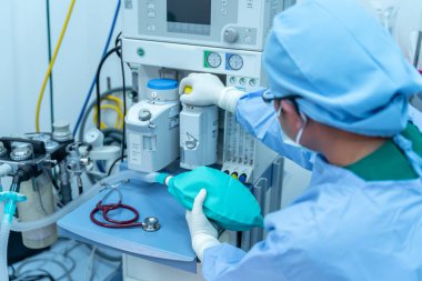 Kalp atış hızı ekibinde çalışan asistan üniformalı bir cerrah bir kalp cerrahisi kliniğinde bir hastayı ameliyat ediyor. Modern tıp, profesyonel bir cerrah takımı, sağlık..