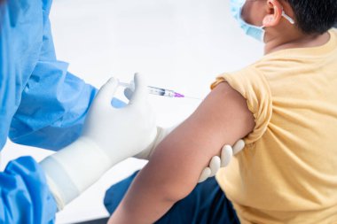 El doktorunun hasta çocuk ya da çocuğun omzuna aşı yapması, Kol Enjeksiyonu, koronavirüs aşısı, covid-19 aşısı aşısı.