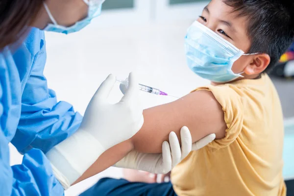 Γιατρός Που Κάνει Εμβολιασμό Στον Ώμο Του Ασθενούς Αγοριού Παιδιού — Φωτογραφία Αρχείου