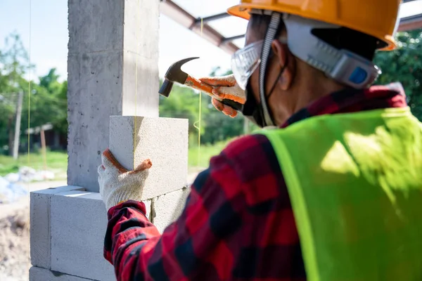 Close Construtor Pedreiros Usar Martelo Para Ajudar Com Blocos Concreto — Fotografia de Stock