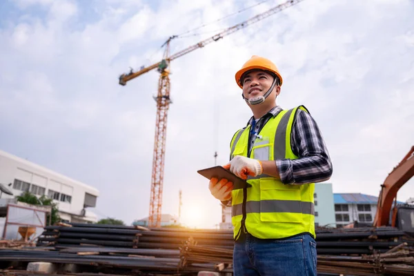 Ingegnere Edile Maschio Architetto Con Tablet Cantiere Asiatico Giovane Cercando — Foto Stock