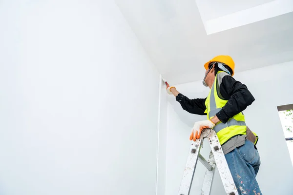 Peintre Homme Peignant Mur Dans Bâtiment Inachevé Avec Pinceau Isolé — Photo