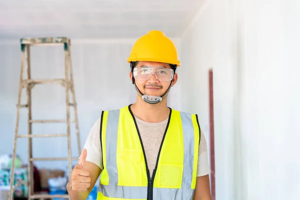 快乐的亚洲工程师或建筑商和建筑商的概念 商人或建筑师头盔在建筑工地 建筑物 — 图库照片