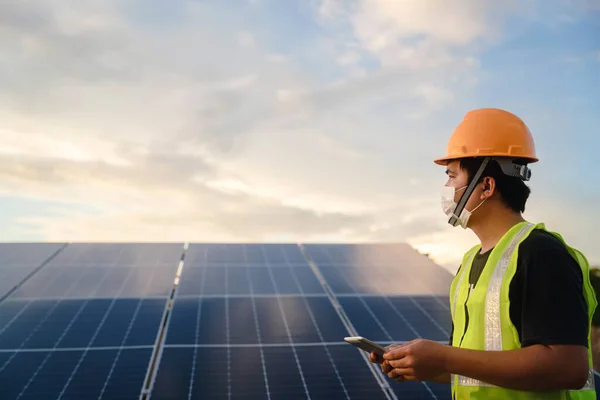 Solar Cell Technician Solar Farm Solar Panel Engineer Working Checking — Stockfoto