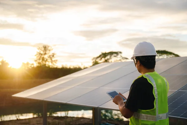 Solar Farm Solar Panel Solar Cell Engineer Using Tablet Check — Stockfoto