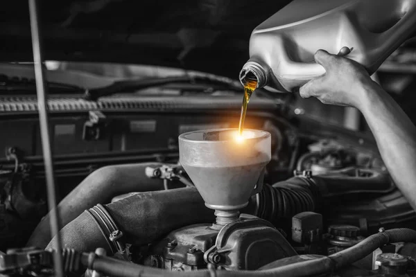 Close Hand Auto Mechanic Changes Oil Refueling Pouring Oil Quality — Fotografia de Stock