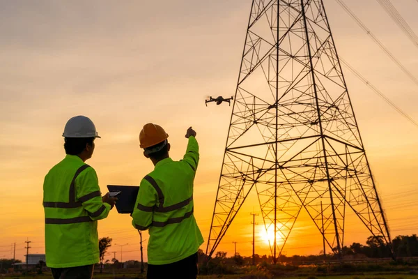 Lavoro Squadra Della Posizione Degli Ingegneri Aiuta Tecnico Utilizzare Drone — Foto Stock