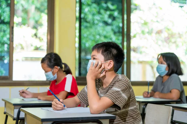 아시아 아이들 마스크를 학교에 조치를 취했다 — 스톡 사진