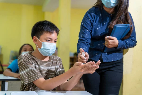 Insegnante Asiatico Bambini Con Maschera Facciale Scuola Dopo Covid Quarantena — Foto Stock