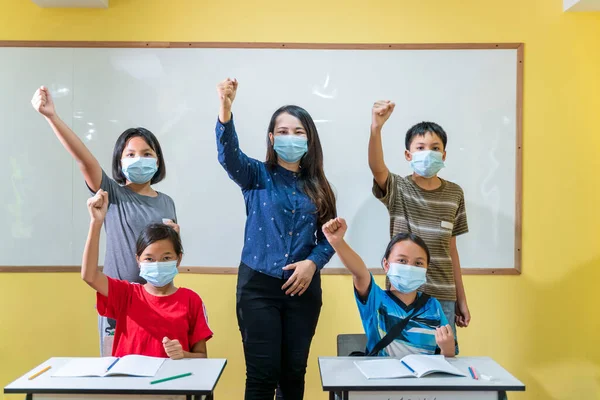 Χαρούμενη Ομάδα Ασιατών Δασκάλων Και Παιδιών Που Σπουδάζουν Στην Τάξη — Φωτογραφία Αρχείου