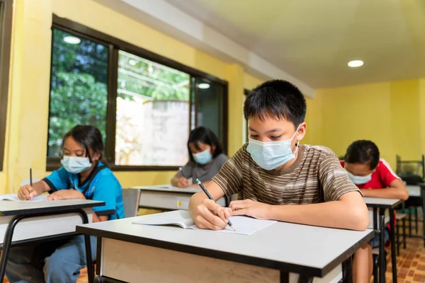 Gruppo Bambini Asiatici Che Studiano Classe Con Maschera Facciale Scuola — Foto Stock