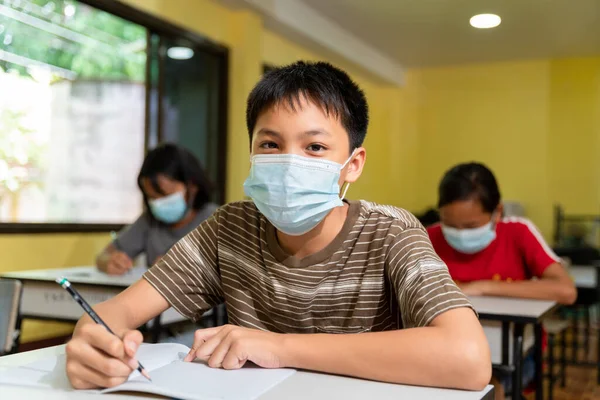 Ευτυχισμένο Ασιατικό Αγόρι Μάσκα Προσώπου Πίσω Στο Σχολείο Μετά Από — Φωτογραφία Αρχείου
