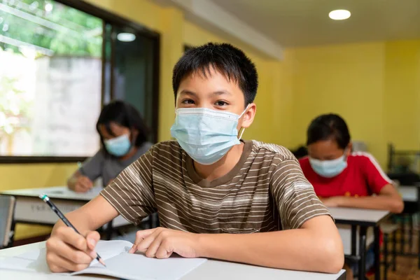 Felice Asiatico Ragazzo Con Faccia Maschera Indietro Scuola Dopo Covid — Foto Stock