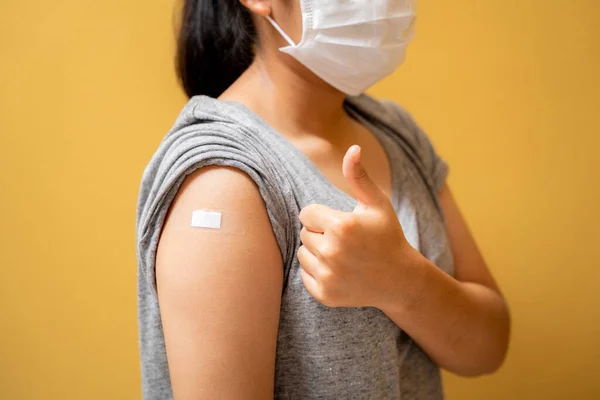 Close Asian Teen Girl Giving Thumbs Getting Covid Vaccine Injection — Φωτογραφία Αρχείου