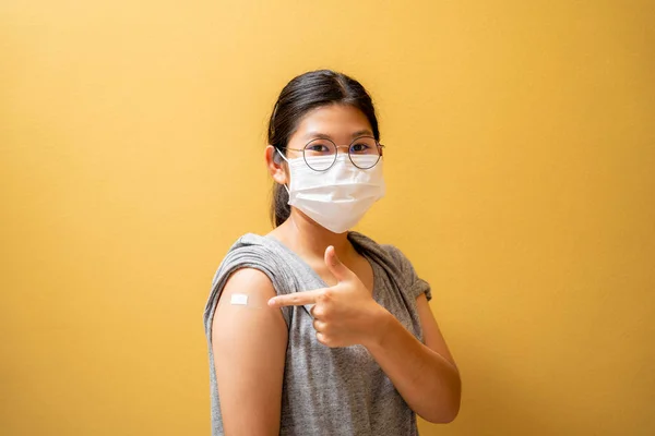 Asian Teen Girl Wearing Protective Mask Covid Smile His Face — Φωτογραφία Αρχείου