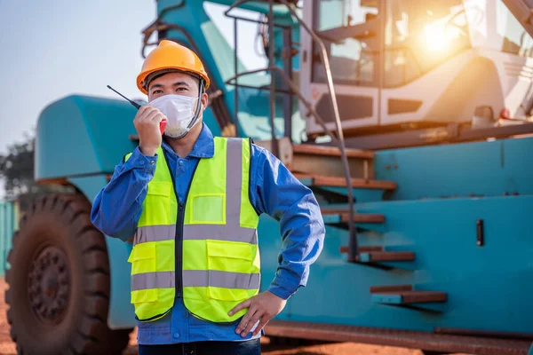 Magazzino Asiatico Uomo Operaio Autista Camionista Gru Sollevamento Container Con — Foto Stock