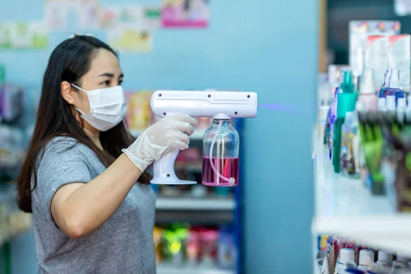 Asijský Personál Nosí Rukavice Pomocí Elektrického Alkohol Nano Spray Gun — Stock fotografie