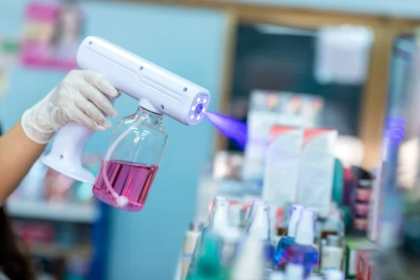 Zblízka Ruka Zaměstnanců Rukavicích Pomocí Elektrického Alkohol Nano Spray Gun — Stock fotografie