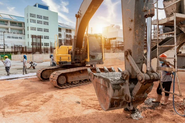Bygningsarbejder Med Gravemaskine Tung Maskine Cement Lastbil Til Hælde Våd - Stock-foto