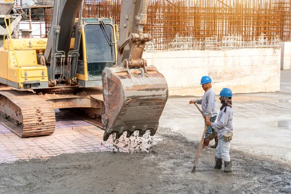 Robotnik Budowlany Koparką Ciężka Maszyna Wylewania Betonu Podczas Komercyjnego Betonowania — Zdjęcie stockowe
