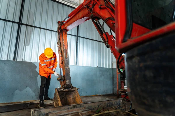 Tekniker Som Arbetar Med Små Grävmaskiner Reparation Och Underhåll Kaukasiska — Stockfoto