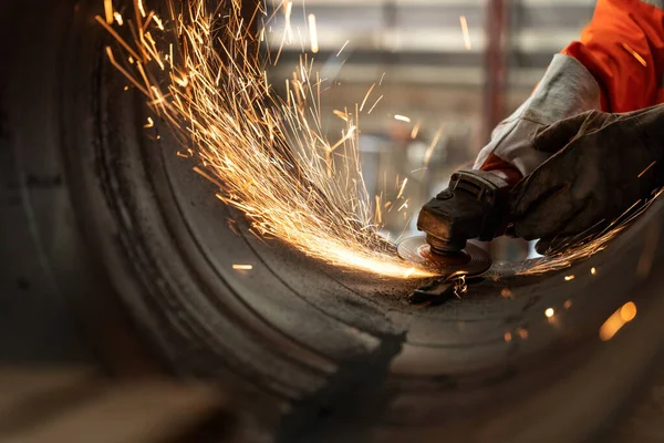 工业工人用许多锋利火花切割金属管时电轮磨削的特写 — 图库照片