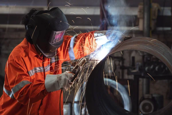 某工厂带保护膜焊管的工人 — 图库照片