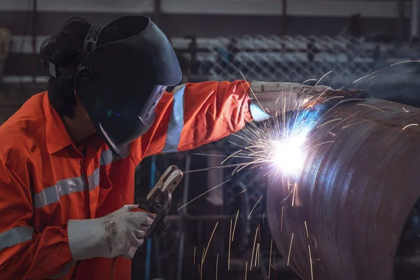 工厂中戴防护面罩焊接钢结构的产业工人 — 图库照片