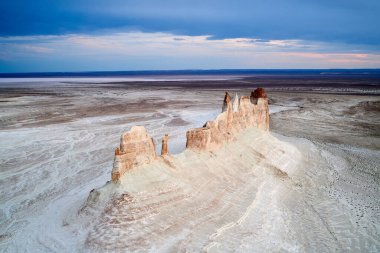 Ustyurt Plateau.Ustyurt yaylaları.Çöl ve yaylalar Ustyurt veya Ustyurt yaylaları Orta Asya 'nın batısında, Kazakistan, Türkmenistan ve Özbekistan' da parçacıklar bulunmaktadır..