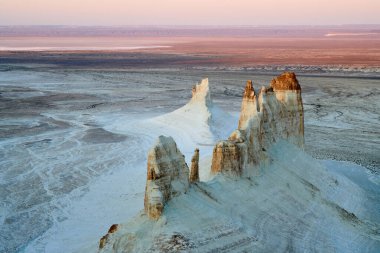 Ustyurt Plateau.Ustyurt yaylaları.Çöl ve yaylalar Ustyurt veya Ustyurt yaylaları Orta Asya 'nın batısında, Kazakistan, Türkmenistan ve Özbekistan' da parçacıklar bulunmaktadır..