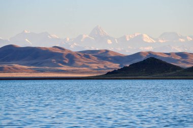 Khan-Tengri zirvesi ve Tuzkol gölü Tengri dağı, Tian Shan dağ sırasının bir dağıdır. Khan Tengri, kar ve buzla kaplı devasa bir mermer piramittir..