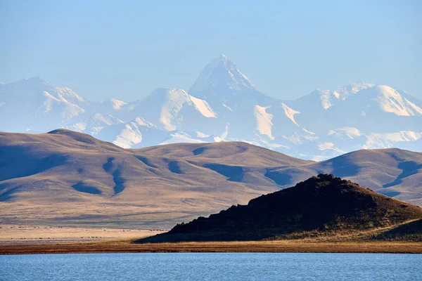 Khan Tengri Vrchol Tuzkol Lakekhan Tengri Hora Pohoří Tian Shan Royalty Free Stock Obrázky